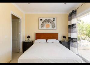HOMESTAY GROUNDFLOOR PRIVATE GARDEN AND PARKING shared POOL 200meters away