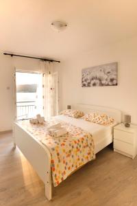 Apartments by the sea Vis - 8525