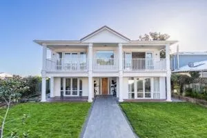 Beachfront Kāpiti Sands, sleeps up to 24 - باراباراومو بيتش