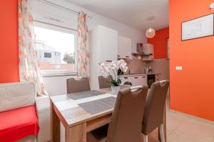 Family-friendly apartments with swimming pool Pula - 21314