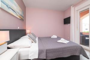 Family-friendly apartments with swimming pool Pula - 21314