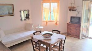 Charmante Ferienwohnung in Badesi mit Terrasse, Garten und gemeinschaftlichem Pool und Meerblick