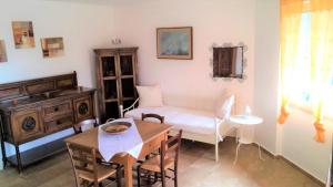 Charmante Ferienwohnung in Badesi mit Terrasse, Garten und gemeinschaftlichem Pool und Meerblick