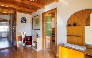 Stunning Home In Villarrín De Campos