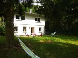 Ferienhaus für vier Personen mit Terrasse und komplett eingezäuntem Garten - Heyweiler