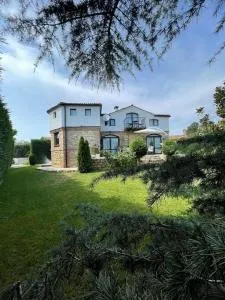 Ferienhaus auf zwei Etagen, mit Garten und überdachtem Grillplatz - Bliznatsi