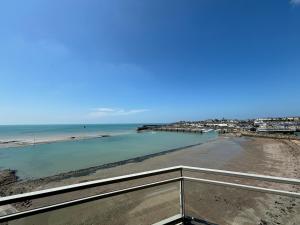 Appartements Magnifique appartement en front de mer avec parking et Wi-Fi a Granville - FR-1-361-516 : Appartement