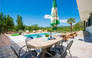 Three-Bedroom Apartment In Kresevo