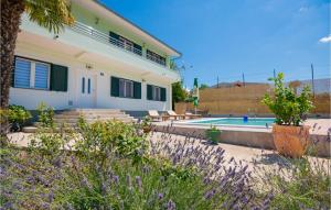 Three-Bedroom Apartment In Kresevo