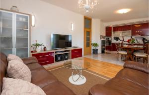 Three-Bedroom Apartment In Kresevo