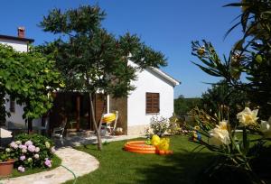 Freistehender Bungalow Perla mit Garten und Grill