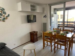 Studio Cabine avec Loggia, Parking, Proche mer, TV, Lave-Linge, 2 Vélos, Port Leucate, 4 Pers. - FR-1-798-4