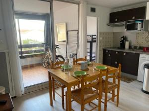 Studio Cabine avec Loggia, Parking, Proche mer, TV, Lave-Linge, 2 Vélos, Port Leucate, 4 Pers. - FR-1-798-4