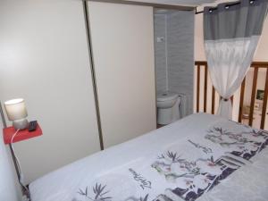 Villa Climatisée avec Mezzanine, Parking Sécurisé et Terrasse près du Lac Marin pour 4 Personnes - FR-1-798-42