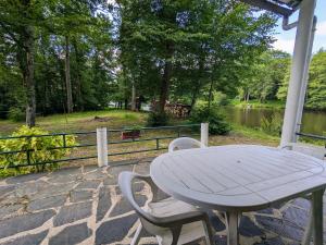 Maisons de vacances Ile privee en Berry, nature et peche, chauffage central - FR-1-591-593 : photos des chambres