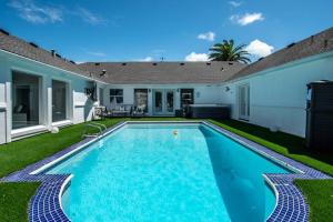 Poolside Opulence Tennis and HotTub
