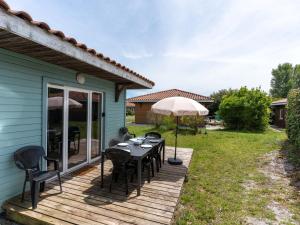 Maisons de vacances Maison avec Piscine a Parentis-en-Born, pres du Lac – 3 Chambres, Terrasse et WiFi Inclus - FR-1-319-572 : photos des chambres