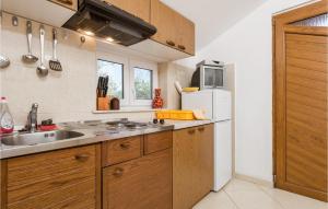 Gorgeous Apartment In Punta Kriza With Wifi 