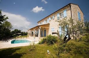 Hochwertig ausgestattete Ferienvilla mit großem Garten- und Poolbereich