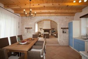 Hochwertig ausgestattete Ferienvilla mit großem Garten- und Poolbereich