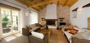 Hochwertig ausgestattete Ferienvilla mit großem Garten- und Poolbereich