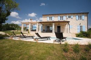 Hochwertig ausgestattete Ferienvilla mit großem Garten- und Poolbereich