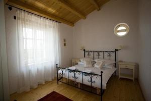 Hochwertig ausgestattete Ferienvilla mit großem Garten- und Poolbereich