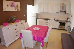 Ferienwohnung in Rakalj mit Garten, gemeinsamem Pool und Terrasse