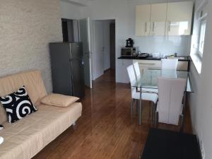 Modern eingerichtete Ferienwohnung für Familien oder Freundesgruppen mit Balkon, zentral am Meer gel