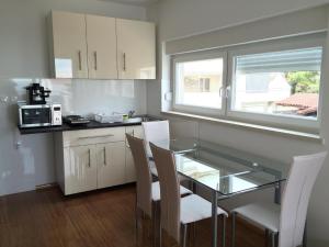 Modern eingerichtete Ferienwohnung für Familien oder Freundesgruppen mit Balkon, zentral am Meer gel 