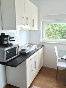 Modern eingerichtete Ferienwohnung für Familien oder Freundesgruppen mit Balkon, zentral am Meer gel 