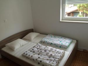 Modern eingerichtete Ferienwohnung für Familien oder Freundesgruppen mit Balkon, zentral am Meer gel 