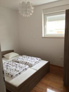Modern eingerichtete Ferienwohnung für Familien oder Freundesgruppen mit Balkon, zentral am Meer gel 