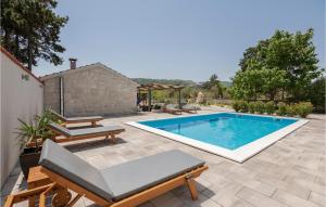 Awesome Home In Zadvarje