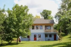 Haus mit großem Garten, Terrasse und Balkon - Nagycsepely