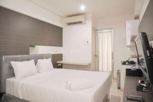 Cozy Living Studio at Green Bay Pluit Apartment By Travelio