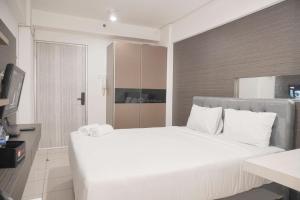 Cozy Living Studio at Green Bay Pluit Apartment By Travelio