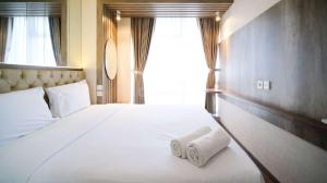 Nice and Comfortable Living 1BR at Grand Sungkono Lagoon Apartment By Travelio