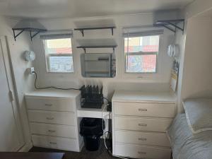 Midtown Charm: 1BR Urban Pad