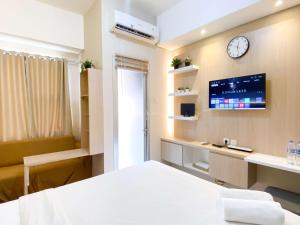 Modern Look and Homey Studio Apartment at Transpark Juanda Bekasi Timur By Travelio