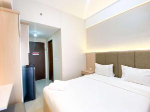 Modern Look and Homey Studio Apartment at Transpark Juanda Bekasi Timur By Travelio