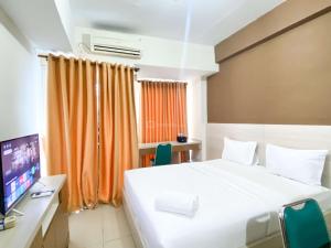 Simply Look Studio at Grand Dhika City Apartment By Travelio