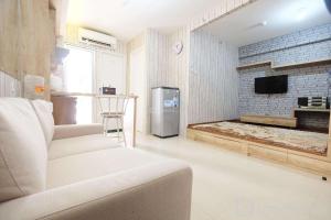 Spacious and Cozy 1BR Bassura City Apartment By Travelio