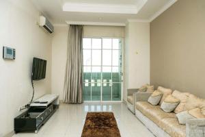 Comfy 1BR at Belleza Apartment By Travelio