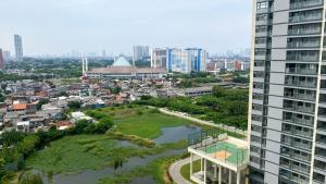 Restful and Modern 3BR at Daan Mogot City Apartment By Travelio