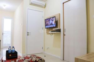 Minimalist 1BR Apartment Parahyangan Residence By Travelio