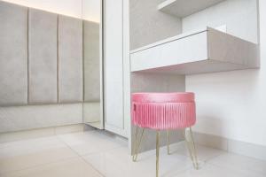 Warm and Elegant 2BR at The Kensington Royal Suites Apartment By Travelio