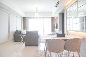 Warm and Elegant 2BR at The Kensington Royal Suites Apartment By Travelio