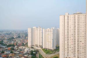 Minimalist 2BR Bassura Apartment Direct Access to Bassura City Mall By Travelio