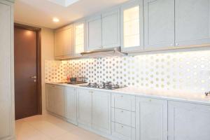 Warm and Elegant 2BR at The Kensington Royal Suites Apartment By Travelio